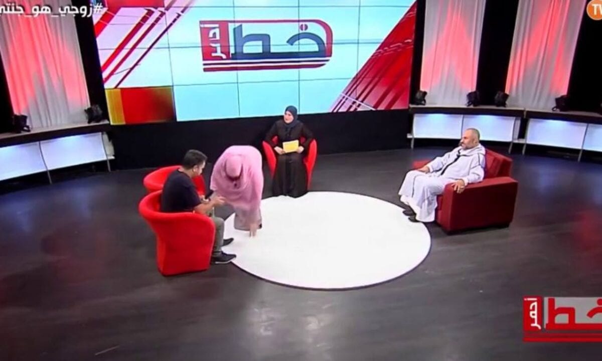 الجزائر.. جدل بعد تقبيل سيدة قدم زوجها على الهواء مباشرة (فيديو)