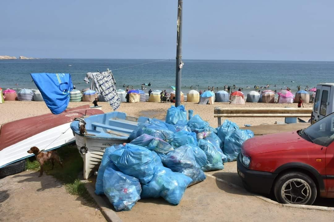 العاصمة : جمع 123 طن من النفايات منذ فتح الشواطئ