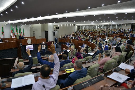 أعضاء المجلس الشعبي الوطني يصوتون بالإجماع على مشروع تعديل الدستور