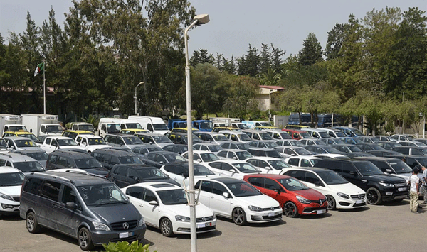 الجمارك توقف عمليات البيع في المزاد العلني للسيارات المحجوزة