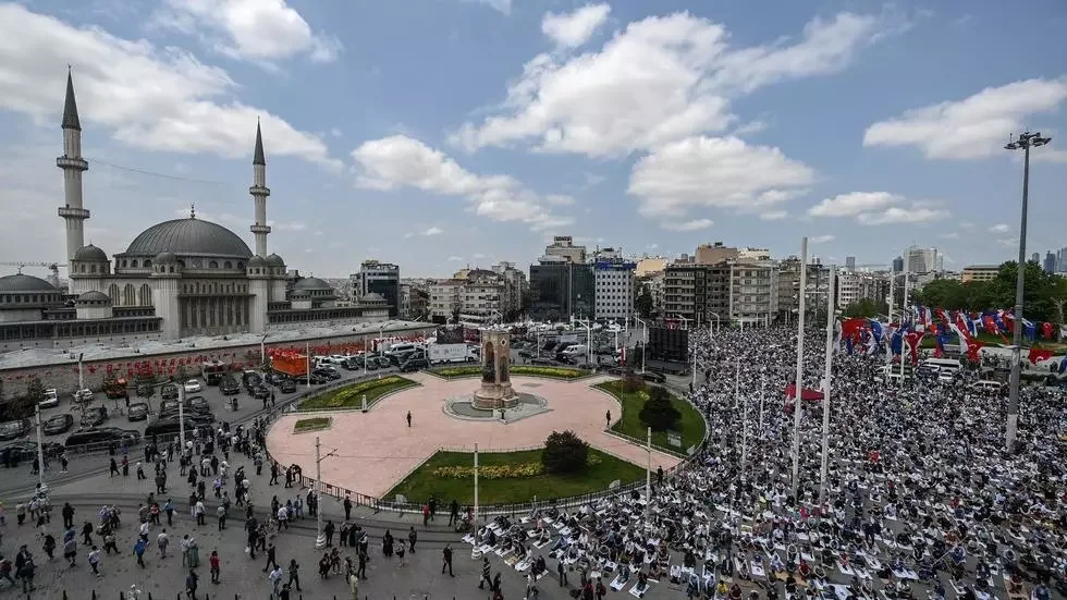 أردوغان يحقق حلمه بعد الـ 27 عاما ويفتتح أول مسجد في ساحة التقسيم