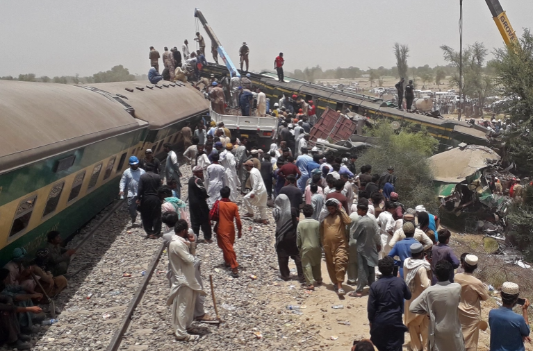 عشرات القتلى والجرحى في حادث تصادم قطارين بإقليم السند جنوب باكستان