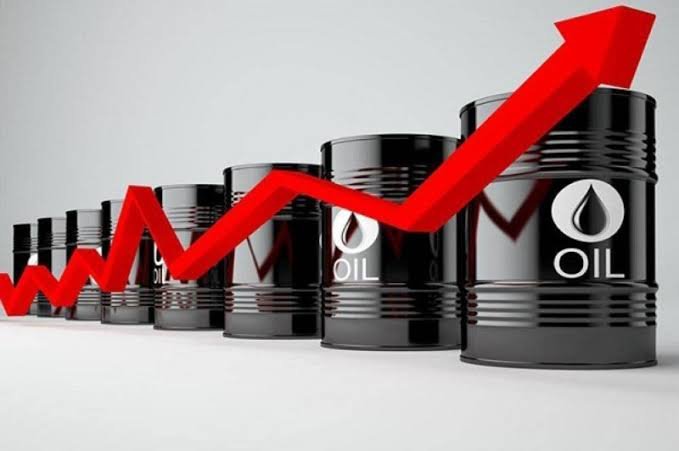 أسعار النفط تواصل حصد المكاسب وتسجل رقما قياسيا جديدا