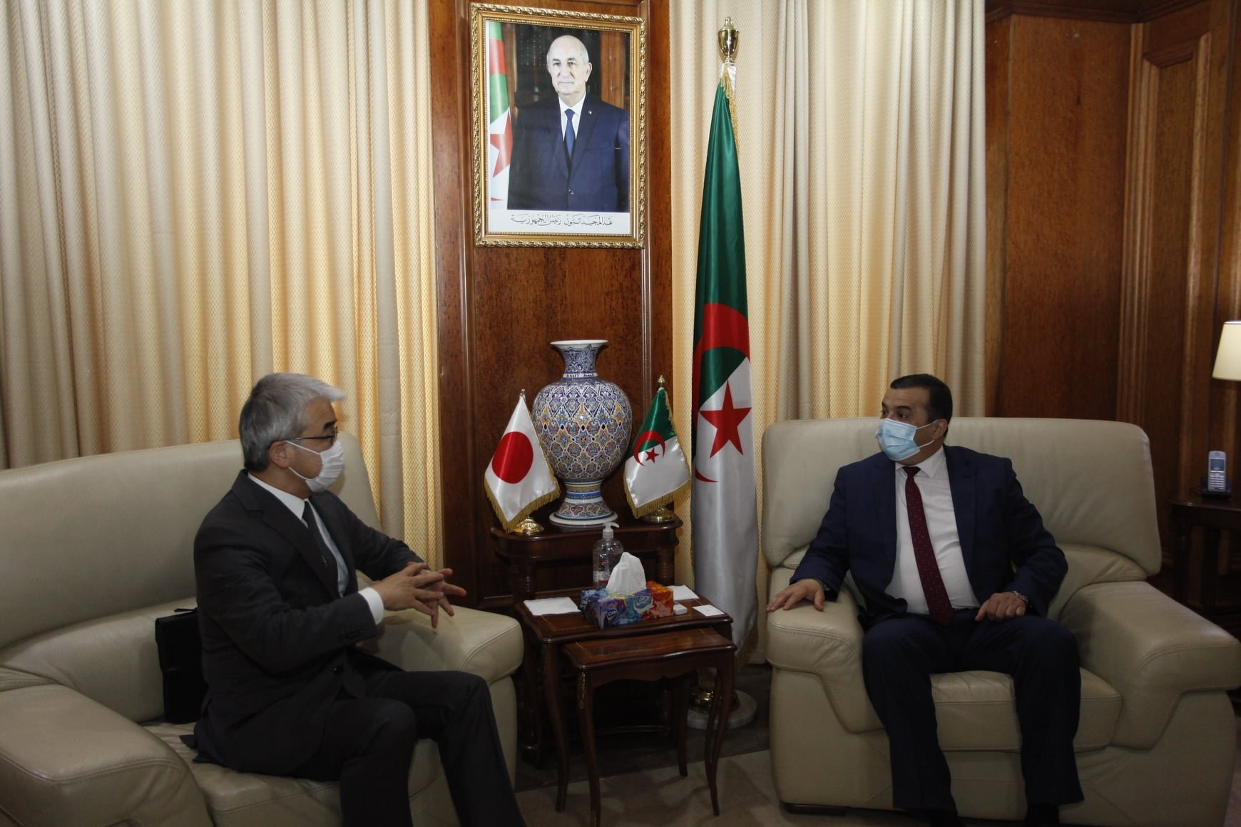 سبل التعاون بمجال تحلية مياه البحر محور لقاء وزير الطاقة وسفير اليابان بالجزائر