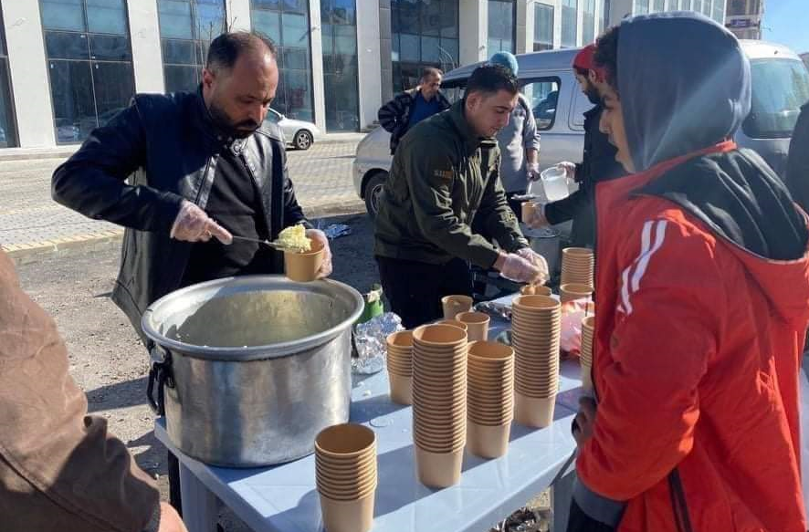 مبادرة إنسانية .. شباب أردنيون يوزعون الطعام صدقة على روح الطفل "ريان"