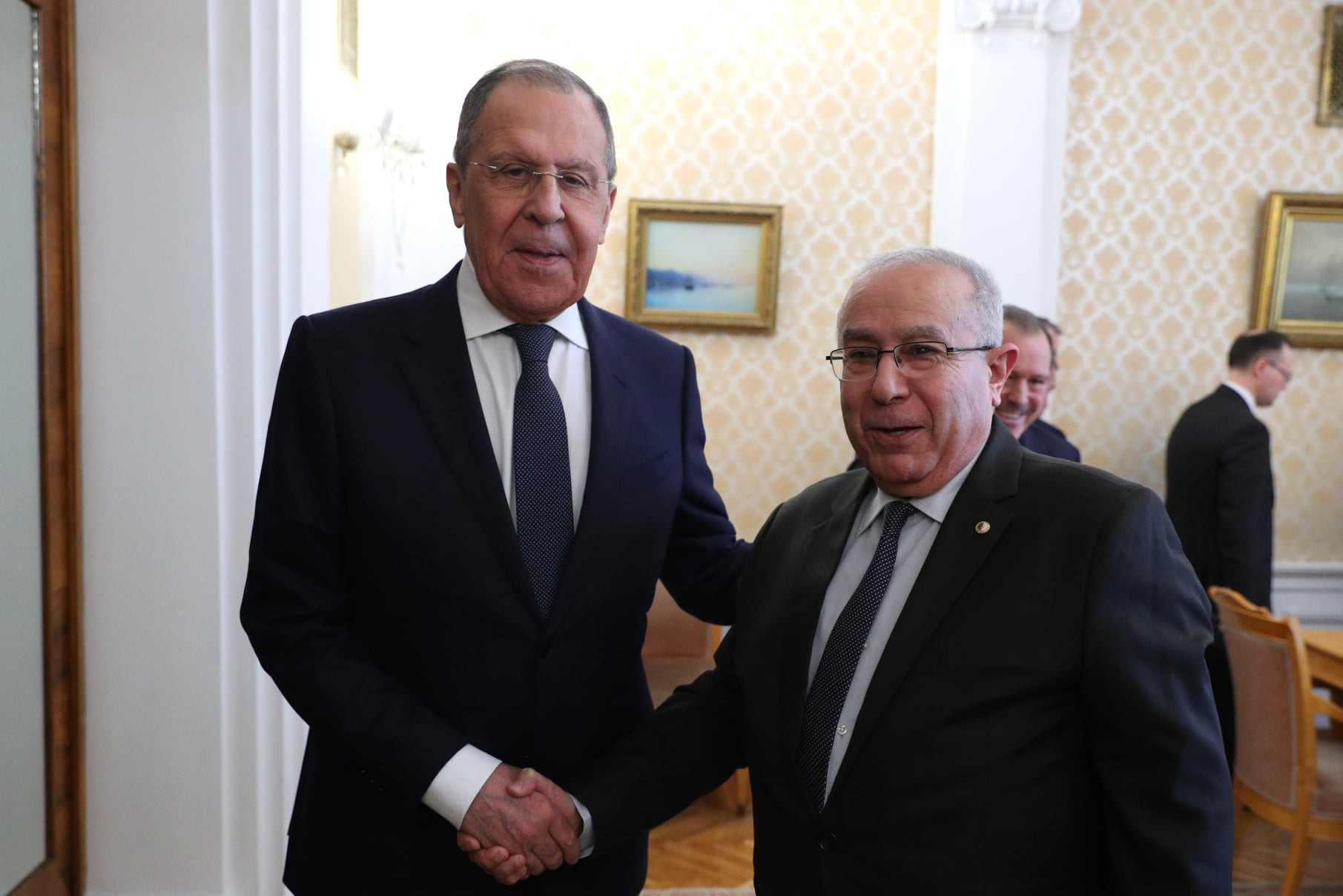 وزير الخارجية الروسي يعلن نيته في  زيارة الجزائر قريبا