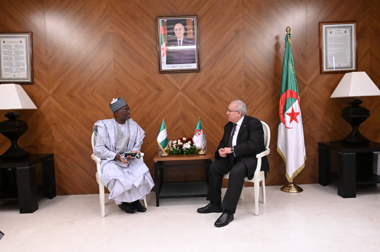 سفير نيجيريا يؤدي زيارة مجاملة لوزير الخارجية والجالة الجزائرية بمناسبة انتهاء مهمته بالجزائر