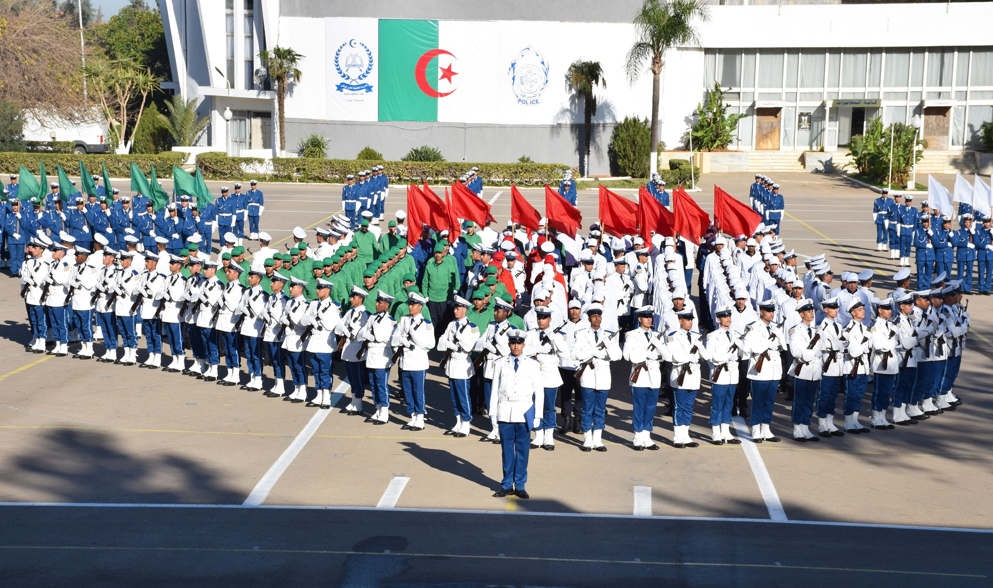 وزير الداخلية يشيد بإحترافية وجاهزية الشرطة الجزائرية