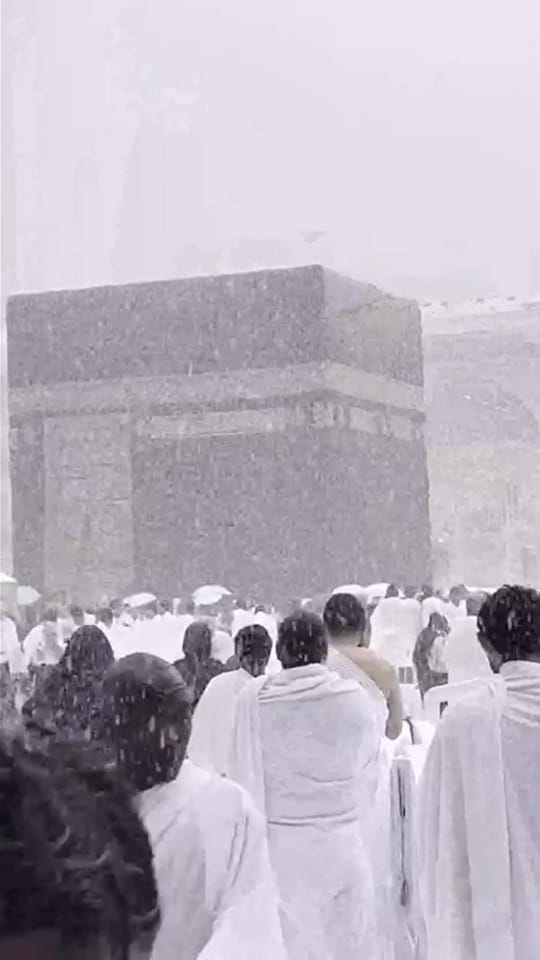السعودية توضح بشأن تساقط الثلوج على الحرم المكي