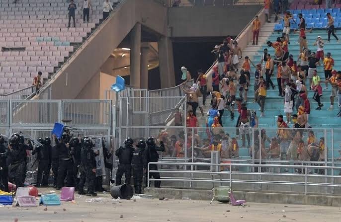 بعد احداث الشغب في مباراة شبيبة القبائل...إيداع 31 مناصرا للترجي التونسي الحبس