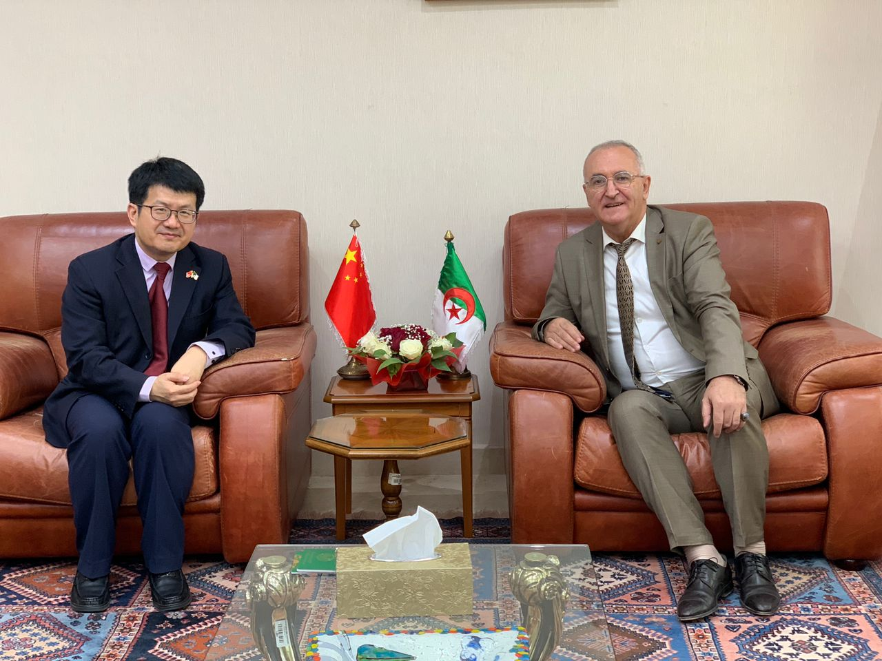 وزير المالية يتحادث مع سفير الصين بالجزائر