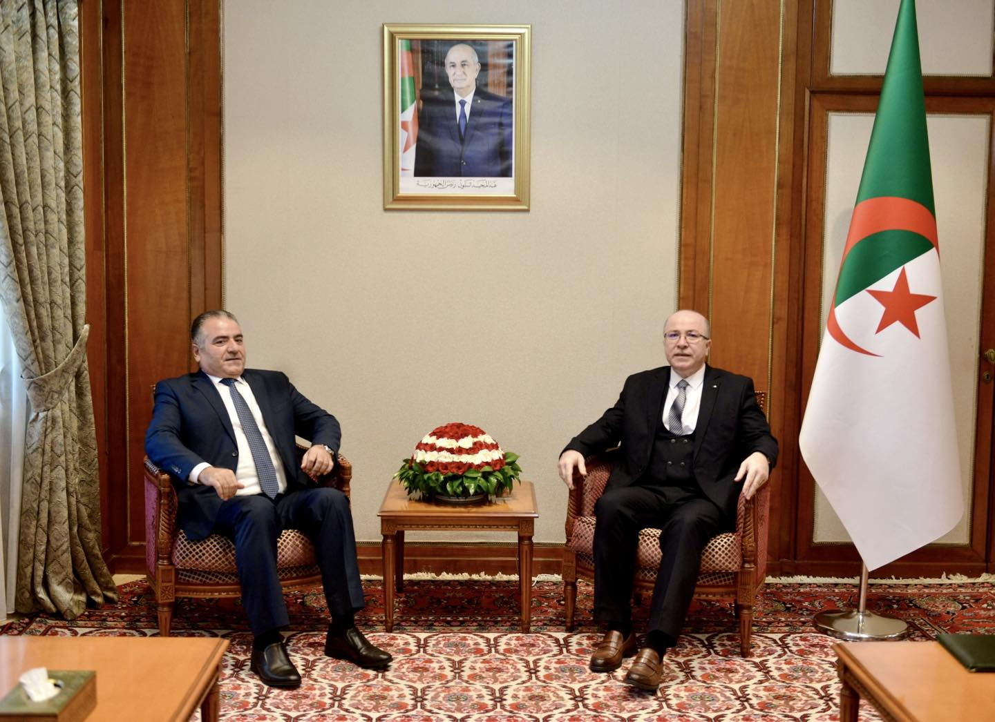 الوزير الأول أيمن بن عبد الرحمان يستقبل سفير الجمهورية اللبنانية بالجزائر محمد حسن