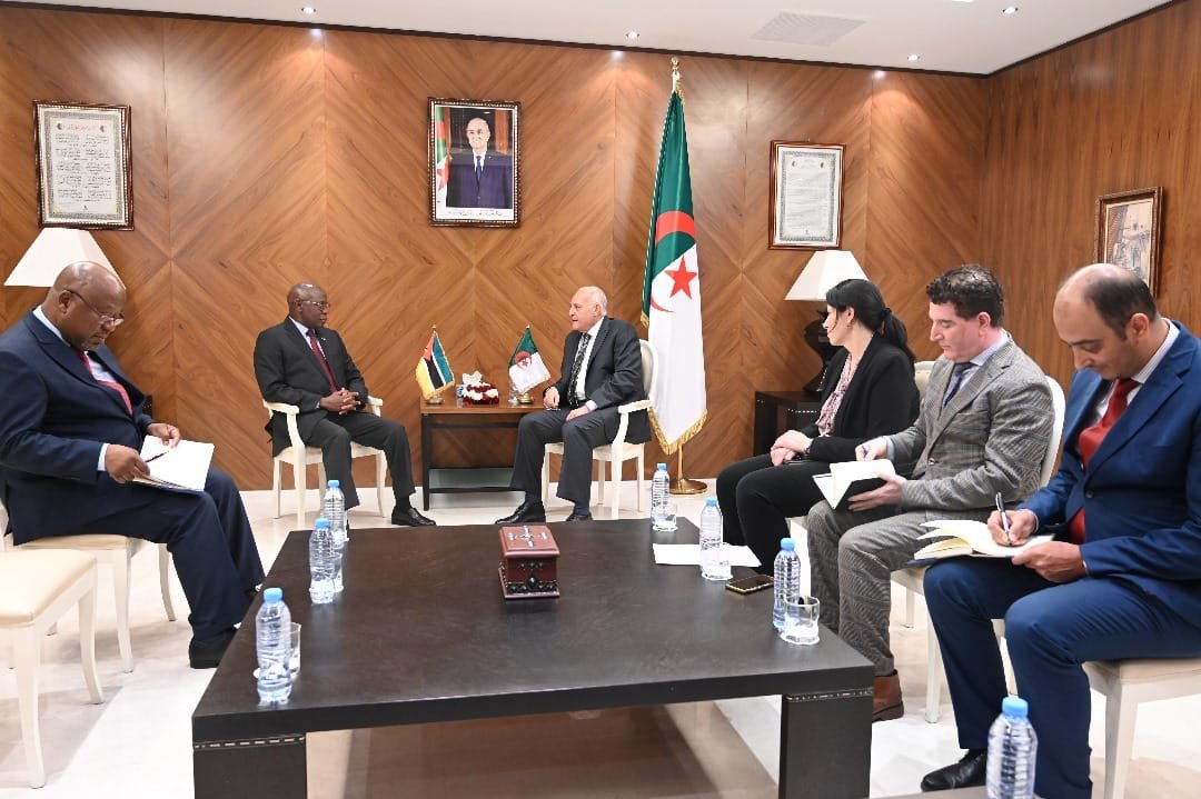 سفير جمهورية موزمبيق بالجزائر يقوم بزيارة وداع لأحمد عطاف