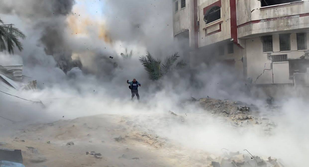 غزة : غارة لطيران الإحتلال تدمر قسم أمراض القلب بمجمع الشفاء