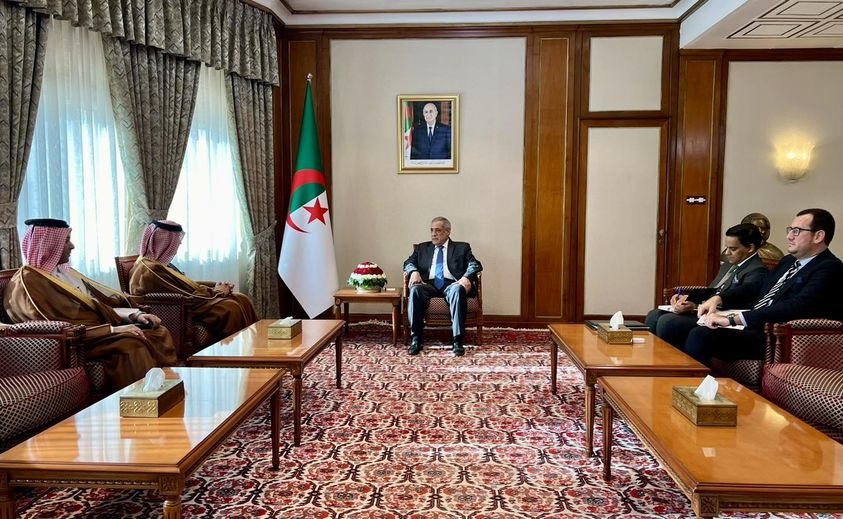 الوزير الأول نذير العرباوي يستقبل سفير دولة قطر بالجزائر