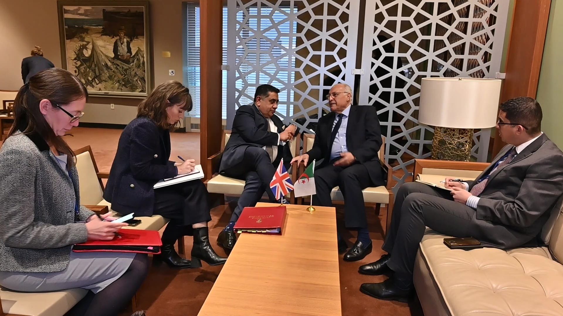 عطاف يجري محادثات ثنائية مع وزير الدولة البريطاني اللورد أحمد طارق