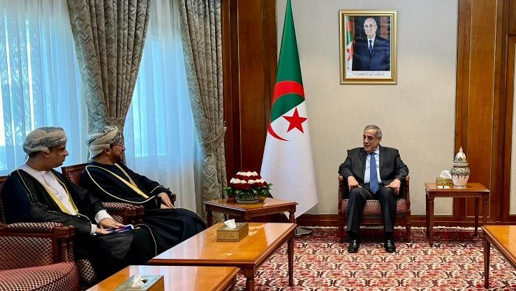 الوزير الأول يستقبل سفير سلطنة عمان بالجزائر
