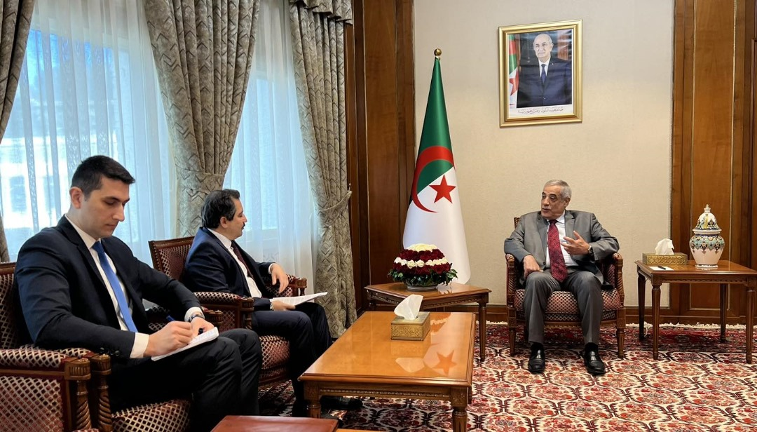 الوزير الأول يستقبل سفير تركيا بالجزائر