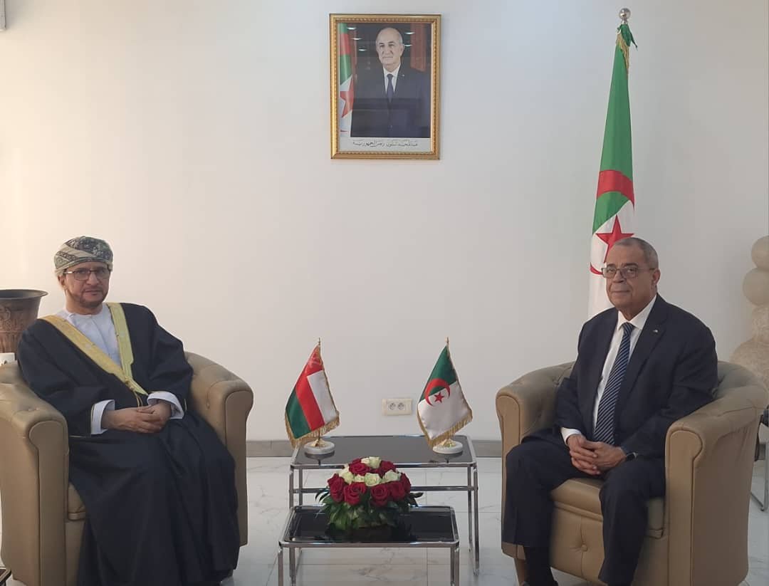 وزير الصناعة يستقبل سفير سلطنة عمان
