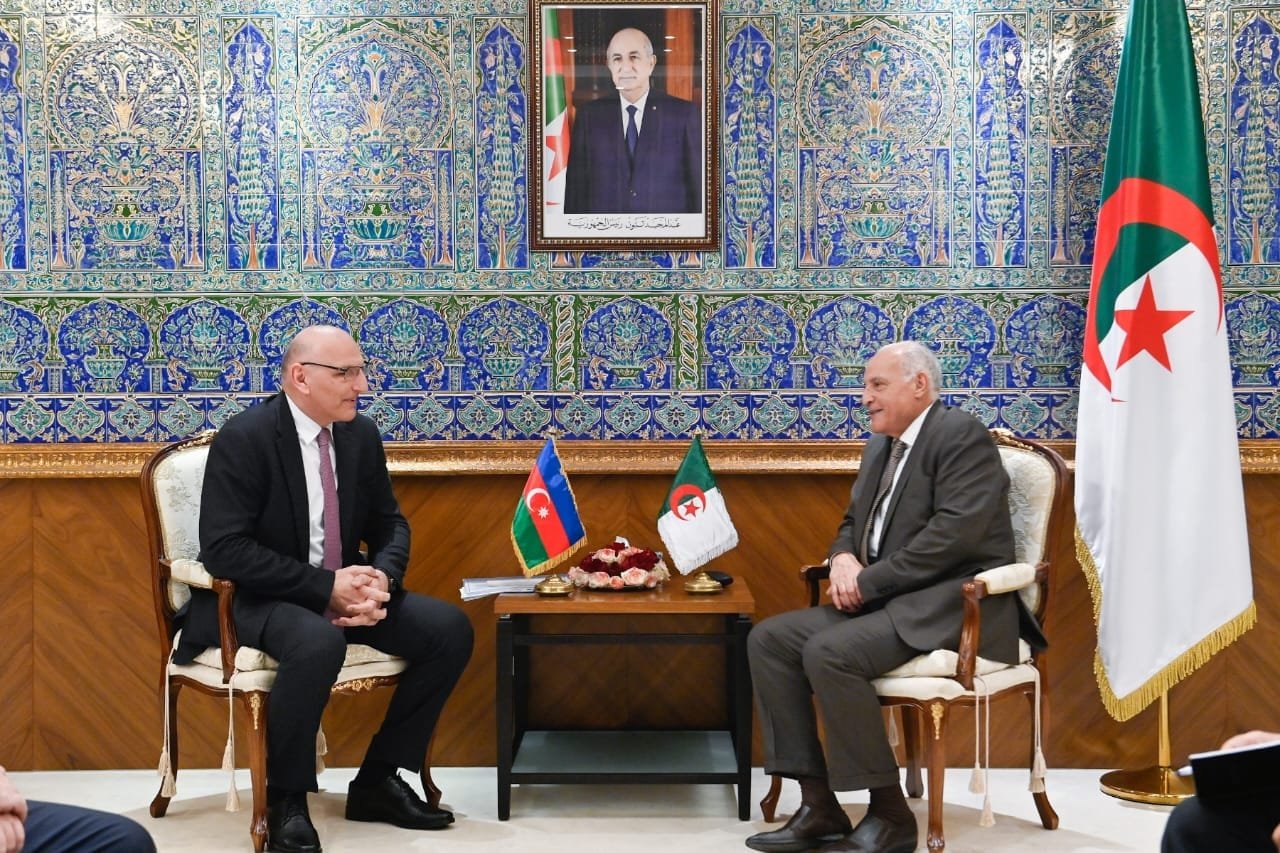 بتكليف من رئيس الجمهورية، عطاف يستقبل المبعوث الخاص لرئيس جمهورية أذربيجان