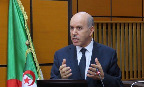 وزير الصحة عبد الحق سايحي يهنأ القابلات الجزائريات