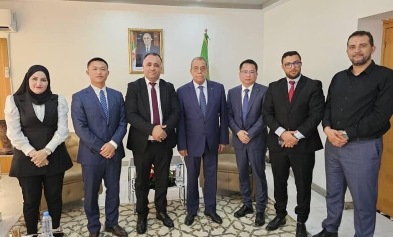 الوزير عون يشدد على ضرورة خلق صناعة حقيقية للسيارات في الجزائر